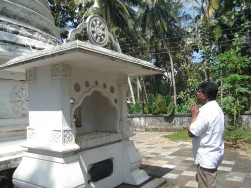 ajith-at-pathahawatte-temple.jpg